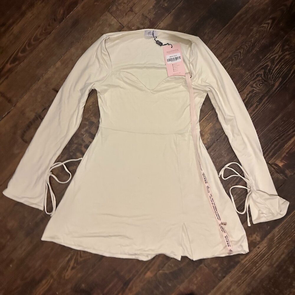 Oh Polly Long Sleeve Sweetheart Neckline Mini Dress in Ivory NWT Size 8 + 10